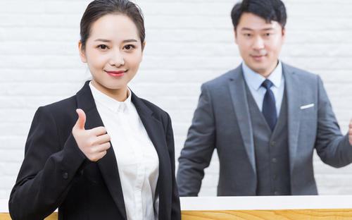 【】被公司劝退还要去上班？员工一句话让HR马上改变了主意