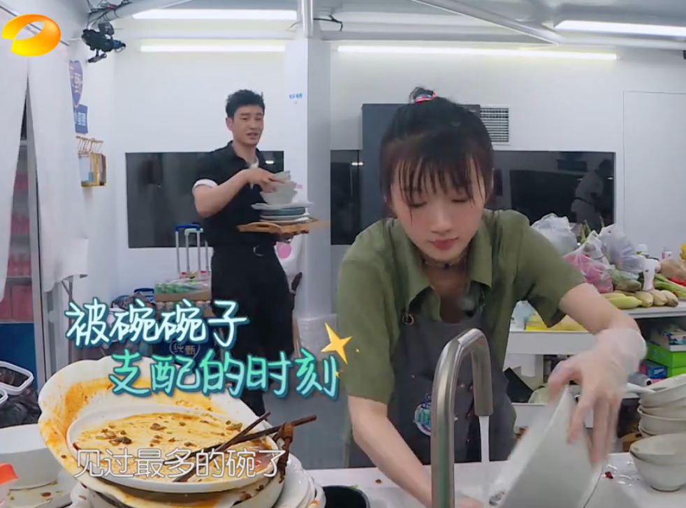 赵丽颖|李浩菲在后厨刷一个小时碗，赵丽颖做的事情引热议：难怪被吐槽