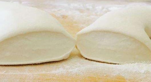 面粉■发面时，只加糖和酵母就错了，如果少了它，发面慢，还效果差