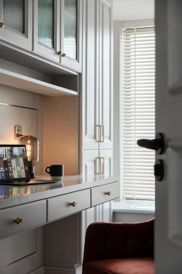 「」131㎡现代轻奢，横厅格局，过道做电视墙，隐形门的设计真漂亮