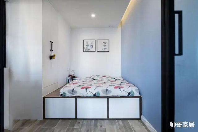 ##半截墙装玻璃窗，一居室多出一间房，厨房墙砸掉后，空间超宽敞！