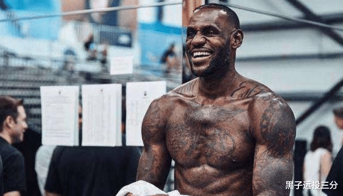 [C罗]谁给的勇气？明星和NBA球星跨界合影，看完C罗这张，原谅我笑了