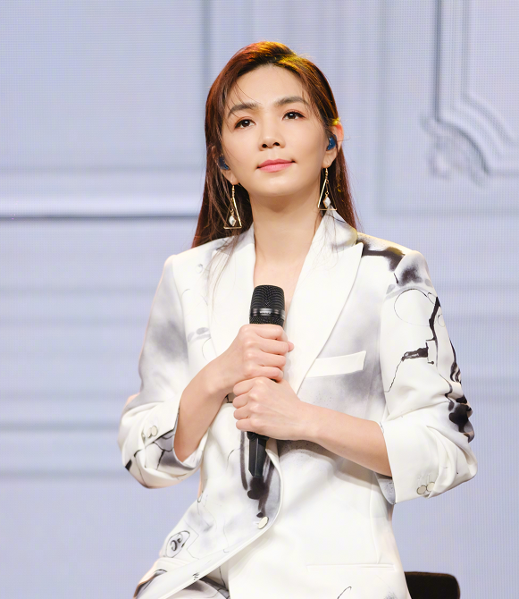 「李宇春」《青2》总决赛，谢娜担任主持人，陈嘉桦缺席，李宇春或将现身