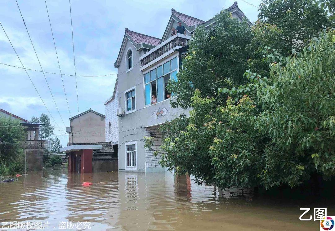 『六安』暴雨来袭，安徽六安部分村庄被水围困，村民购快艇转移乡邻
