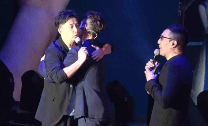 张艺兴|张艺兴演唱会，十年的兄弟无一人现身，两年情谊的他们却鼎力支持