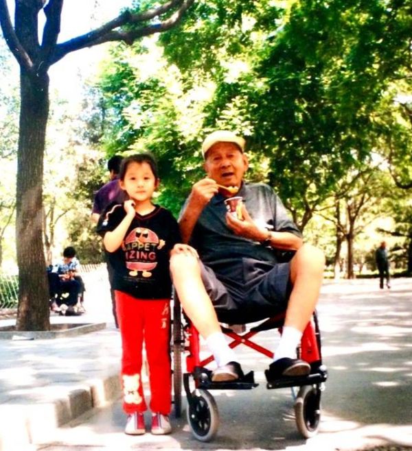 #关晓彤#关晓彤家里有多阔气？看到她小时候和爷爷的合照，不愧是“京圈格格”！