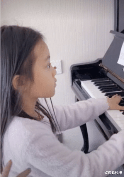 【胡八一】李小璐晒女儿日常，钢琴架上全家福成亮点，甜馨一句话暴露父女关系
