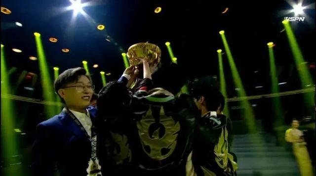 百里守约|王者荣耀：TS让三追四夺冠，守约痛失FMVP皮肤，但无尽流出装火了