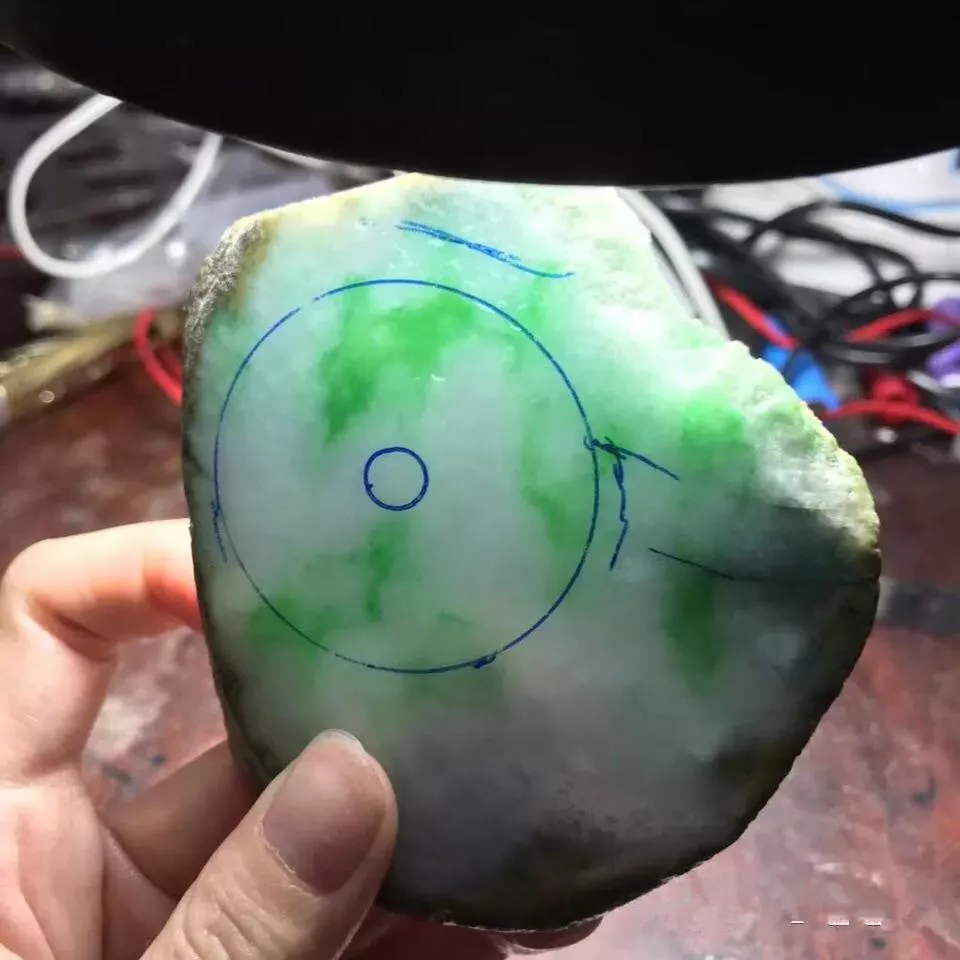 翡翠|小表妹被老缅忽悠买下一块翡翠原石，切开后反而涨了！
