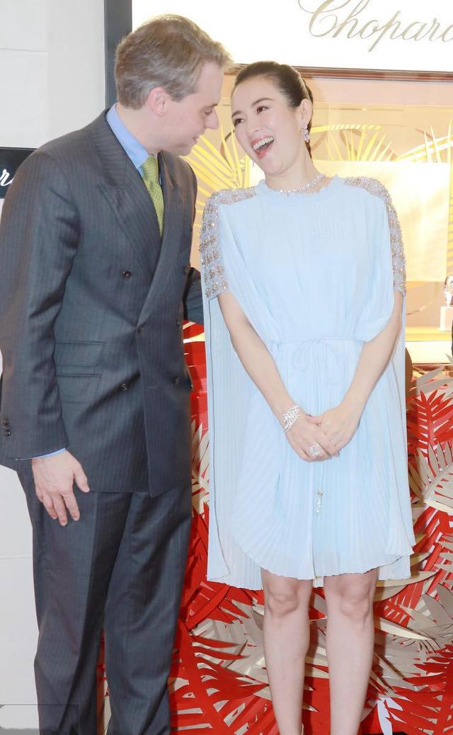 『短发』章子怡生二胎都不见老，一袭天蓝色连衣裙配高马尾，优雅又贵气