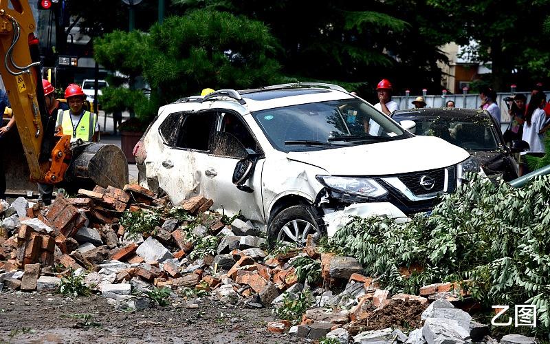 乙图|西安明秦王府城墙坍塌，多辆车辆被砸中，倒塌瞬间惊天动地