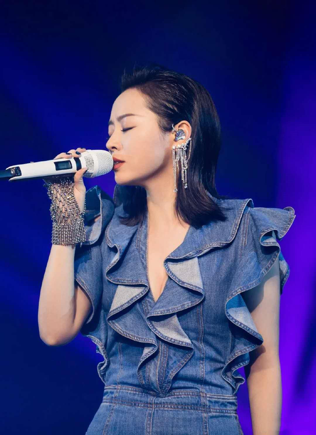 张靓颖|张靓颖身材还是那么好，36岁穿上牛仔裙身材依然紧致，不输年轻人