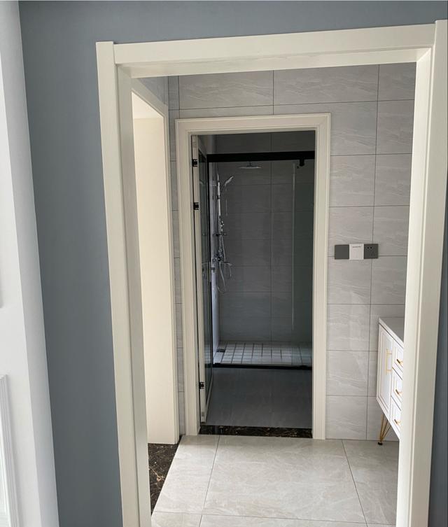 「」花150天装修混搭新房，进门就被镀金灯迷住，主卫改迷你衣帽间！