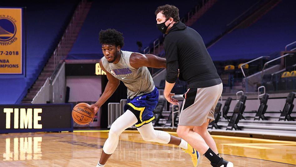 斯蒂芬·库里|半场7中1，库里手感不佳！威金斯怀斯曼挺身而出，勇士居然领先