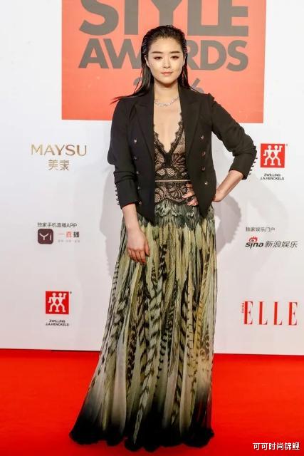 蒋欣：蒋欣瘦下来超自信！穿麻袋款针织衫同框张俪，大四岁气质仍完胜