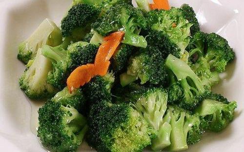 『西兰花』炒西兰花，有人焯水也有人直接炒，都错了！大厨：这才是正确做法