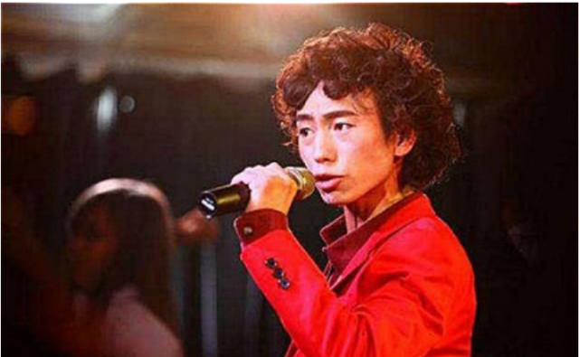 演唱会|认为自己很火，走红后忘记农村父母，演唱会就7个观众但有14个保镖