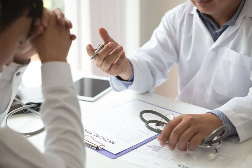 医生|蚂蝗在他气管里住了1年，取出时还在动…医生提醒：别再这样喝水！