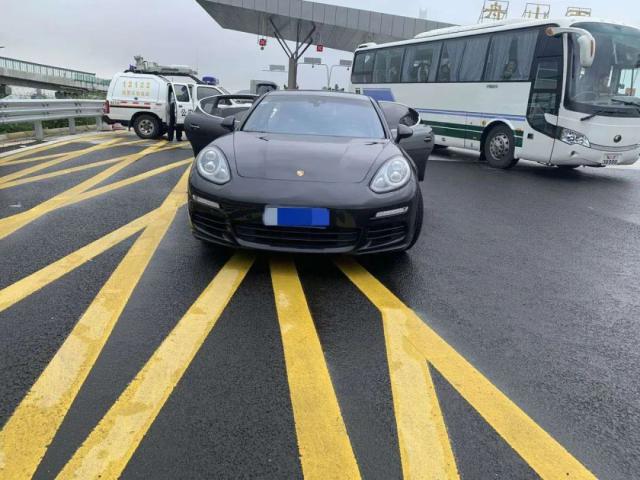 半岛晨报|男子借朋友保时捷上跨海大桥，被当场拘留！车主得知真相要崩溃了