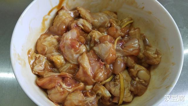 ：蒜香鸡腿的做法，我家经常吃的一道美食，又香又好吃，味道很棒