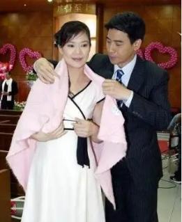 俞小凡|“琼女郎”俞小凡：未婚先孕嫁给翁家明，今一家四口很幸福