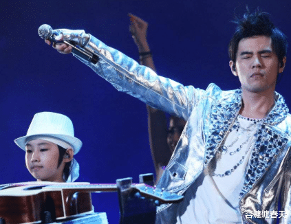 #春晚#记得曾经和周杰伦《春晚》飙舞的男孩吗？长大后玩“非主流”成这副模样