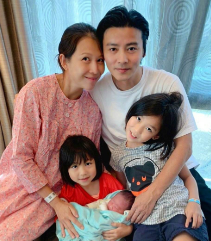蔡少芬|蔡少芬带儿女回重庆婆家被赞接地气，打扮太朴素几乎无人认得