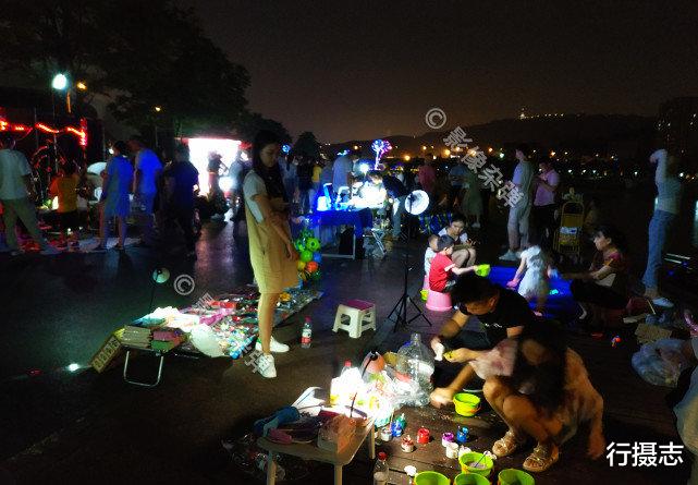 「周庭」长沙梅溪湖夜市摆地摊，现场清一色“豪车”，生意火爆人挤人