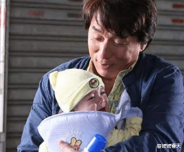 成龙■《宝贝计划》中成龙保护的婴儿长大了!混血五官帅网友一脸