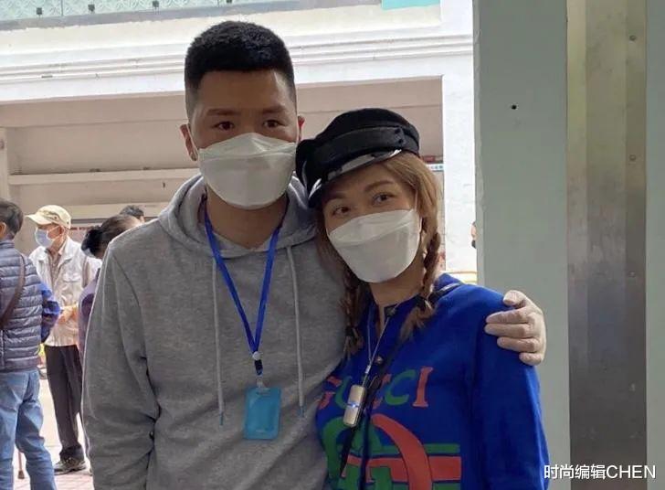 李彩桦：李彩桦私服太任性，穿14500开衫阔太范十足，与富豪老公配一脸