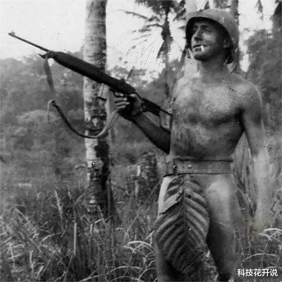 艺伎|历史上过目难忘的瞬间：练倒立的日本艺伎，躺树杈上的梦露，玩蛇的李小龙