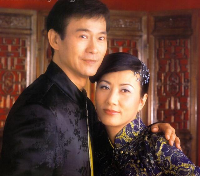 「赵敏」72岁“张无忌”拥着72岁“赵敏”：缘分40年，弹指一挥间