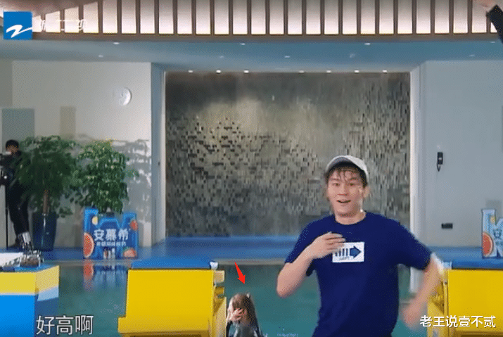 李晨|李晨太暖心！录跑男当场“跪在地上”挡住镜头，只为照顾身后的她