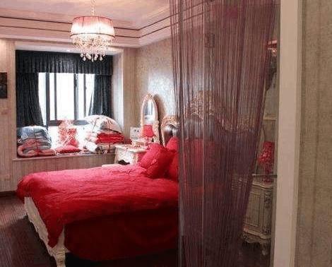 []婚房装修时，老公将电视机挂衣柜上，婆婆看到后直夸自己儿子聪明