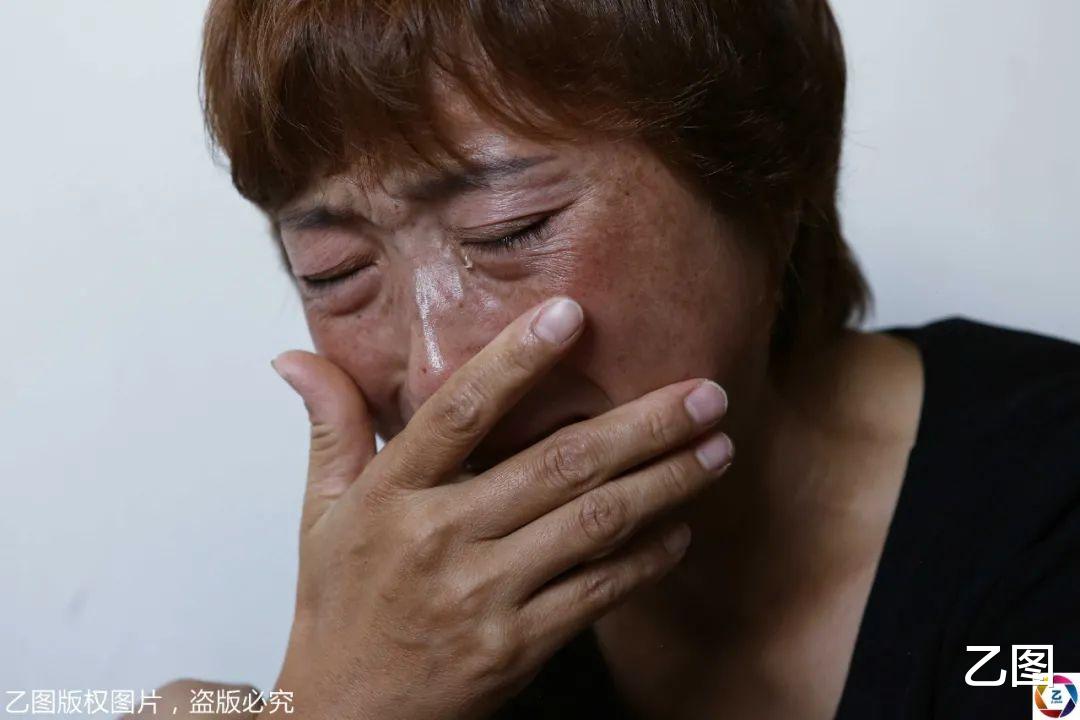 乙图|贵州7岁男孩一场病后眼睛上长了个“怪物”，每天喊痛，爸妈心碎