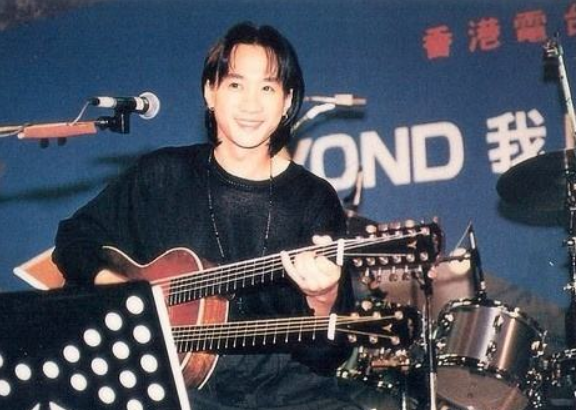 黄龄|杨丞琳演唱会踩空险摔伤，黄龄踏空大腿摔出淤青，而他直接摔死了