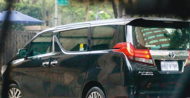 [高峰]庾澄庆夫妇带儿女出门很温馨，台媒曝张嘉欣受尽宠爱比当初的伊能静幸福太多