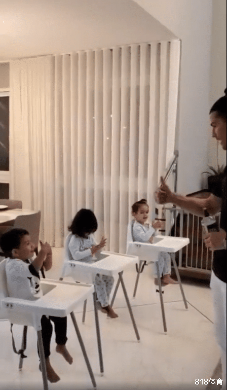 「C罗」父爱如山!C罗开饭前教3宝宝用洗手液,马特奥娜娜捧场王,伊娃嫌脏