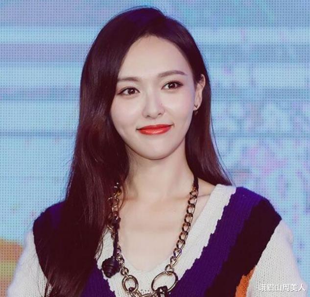 发型|脸圆的女生要学会拒绝留中分，难看显脸大，这5种发型才适合你