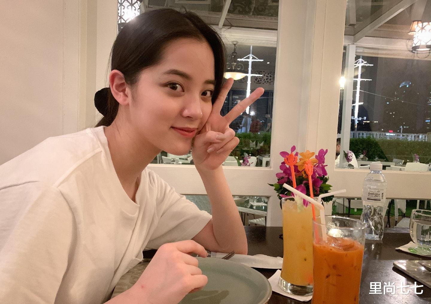 非诚勿扰▲欧阳娜娜赴泰国探亲，认38岁泰星TAE当干爸，两人同框好温馨