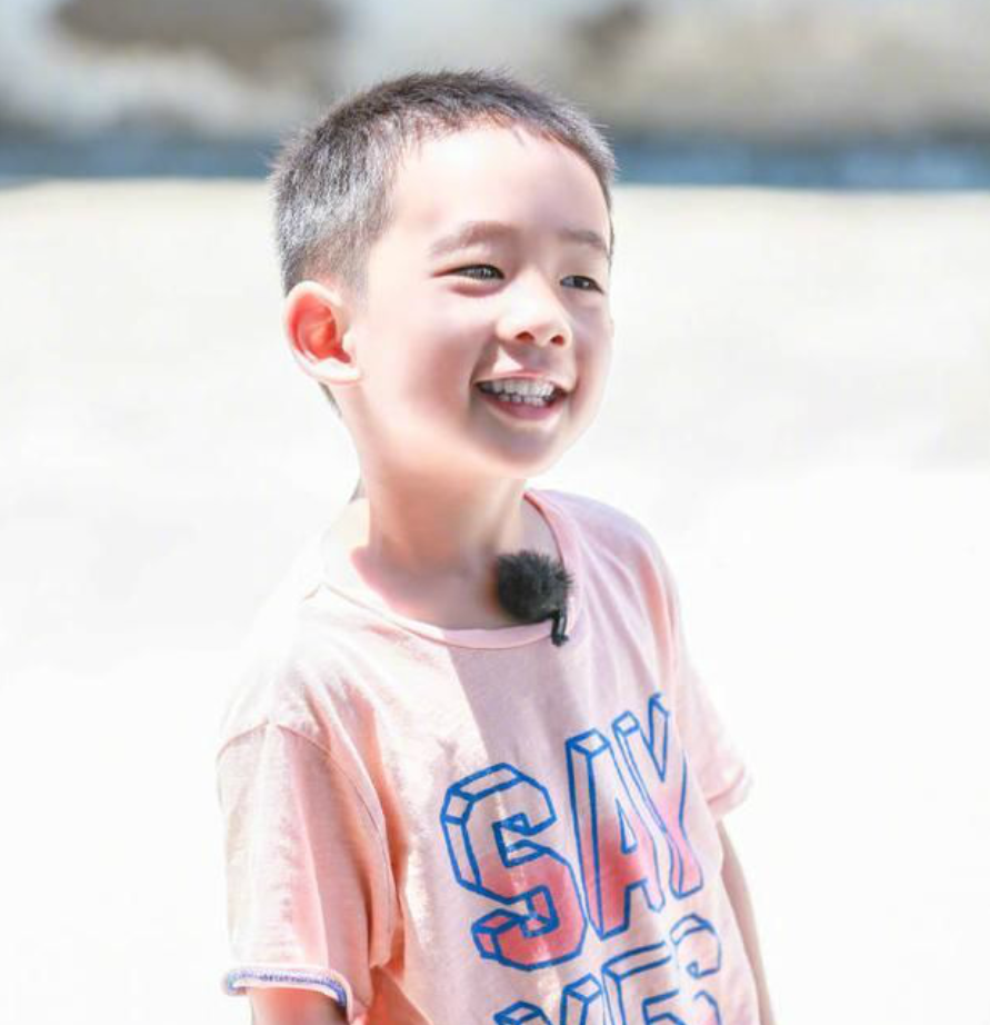 jasper|7岁Jasper学钢琴啦！窝陈小春怀里显娇小，应采儿温柔指导超温馨