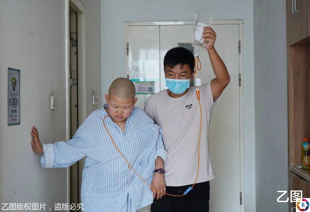 乙图|高温下8岁男童帮年迈姥姥卖菜，为姐姐凑医疗费，吆喝声让人心疼