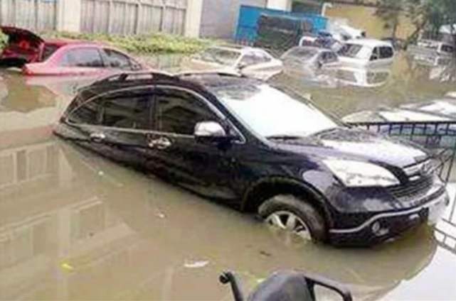 「长安汽车」小伙花30万买泡水辉腾被嘲笑,维修工却看愣了,这次你赚大了