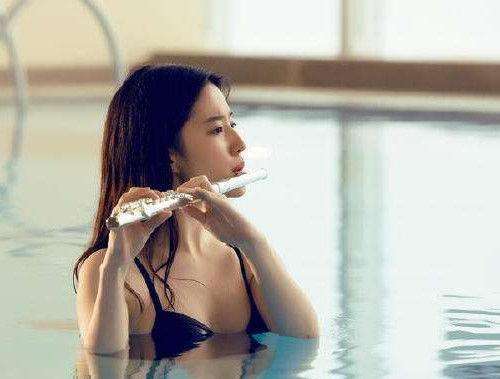 刘亦菲▲刘亦菲唯一穿泳装的电影，剧中仿佛出水芙蓉，男主的眼神都不对劲了