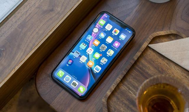 「苹果」苹果变身“价格屠夫”，从7899跌至4699，256GB+双卡双待