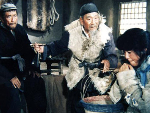 电影|27年前，他带狗参演谢晋电影《老人与狗》，拍完后，人狗皆被枪毙