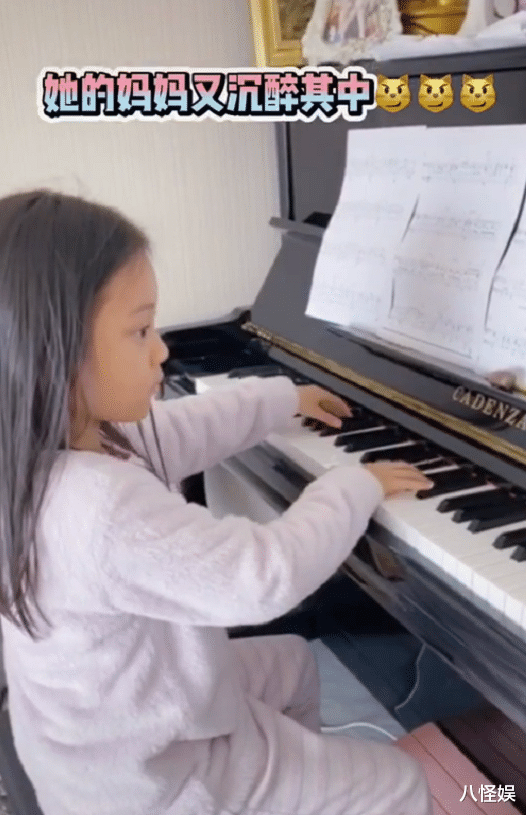 [李小璐]李小璐偷录女儿弹琴，遭甜馨嫌弃，钢琴上照片像极全家福惹关注！