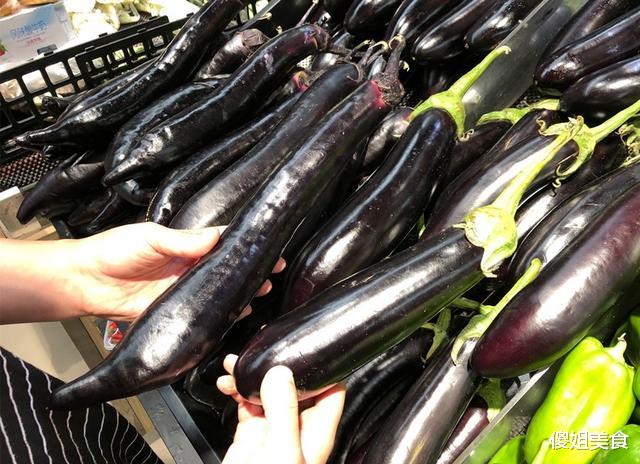 茄子@买茄子时,挑直的还是弯的好?老菜农说漏嘴,以后别乱买了