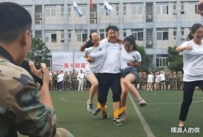 网吧|“女朋友来宿舍找我，舍友赶都赶不走，想二人世界真难啊”