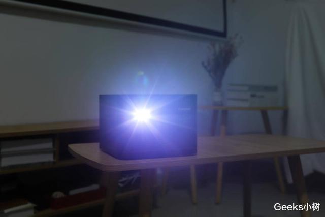 投影仪|萌新扫盲：智能家用投影仪与商务投影仪的区别在那，别傻傻分不清